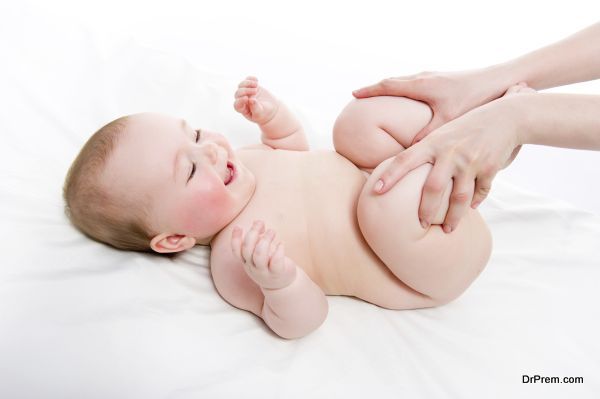 A massage offers great health benefits for babies